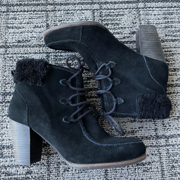 UGG Australia Analise Black Suede Sheepskin Ankle Boots 10 - Picture 2 of 13